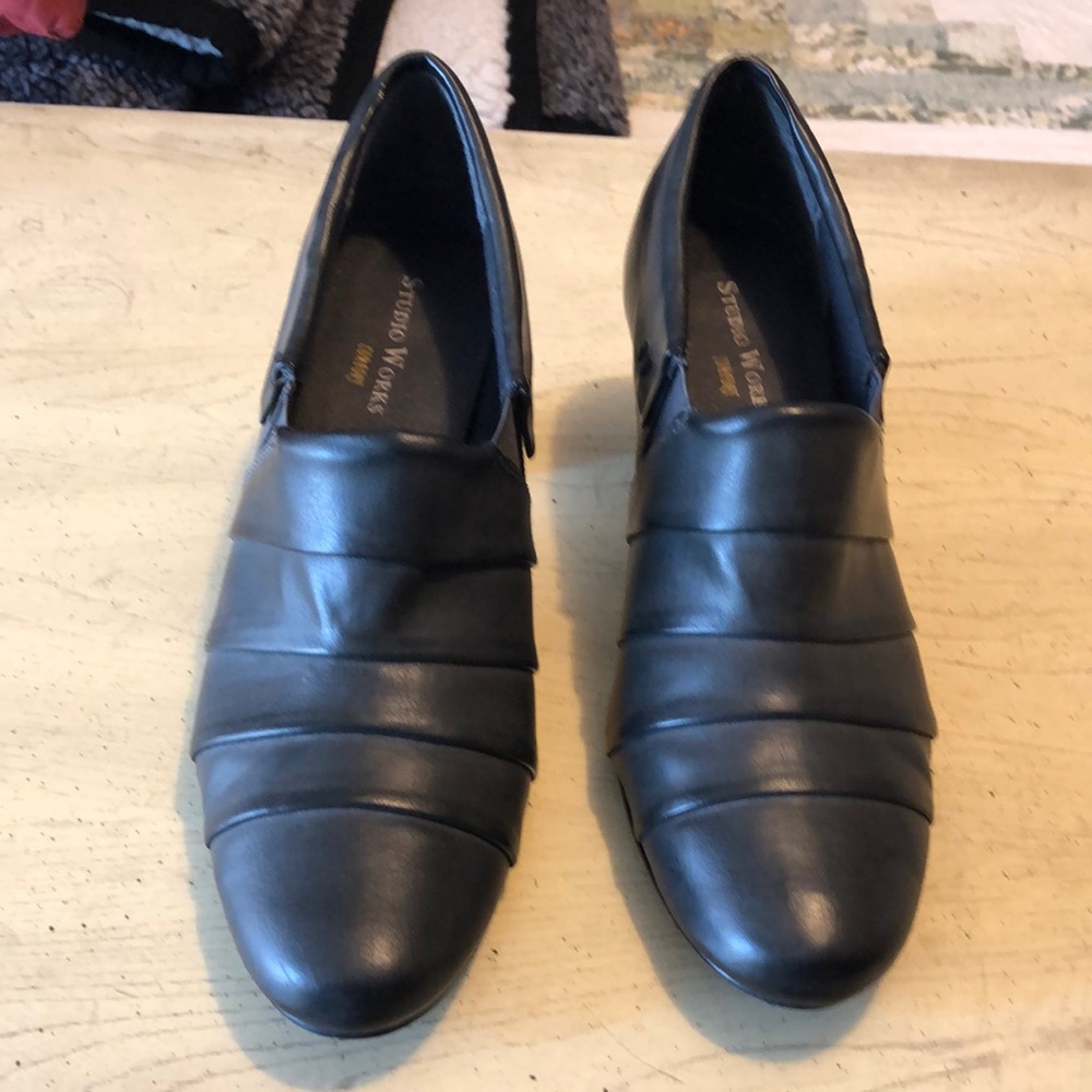Studio Works Comfort size 8 shoes, dark gray